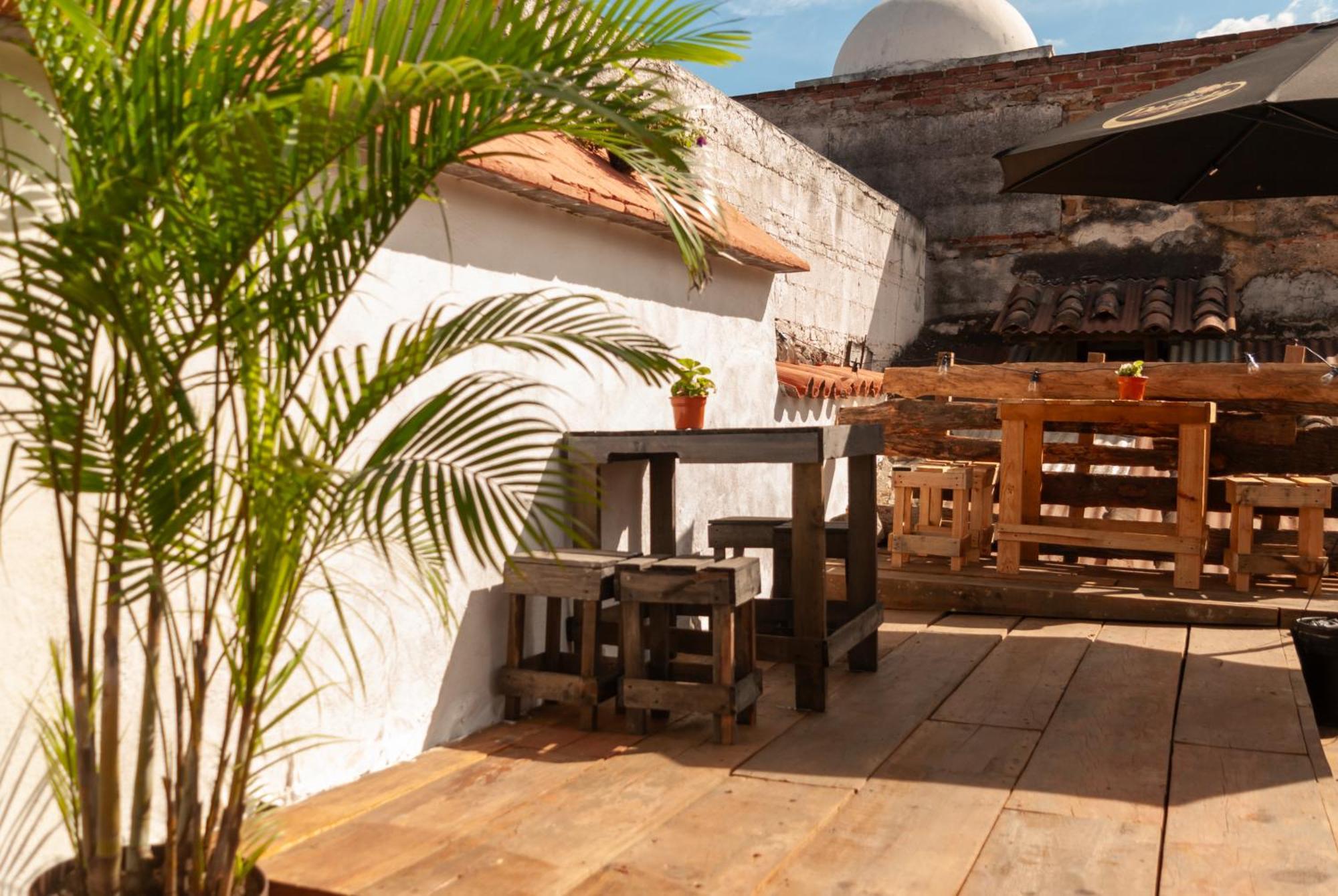 Kamazoztz Hostel And Travel Antigua Exterior foto